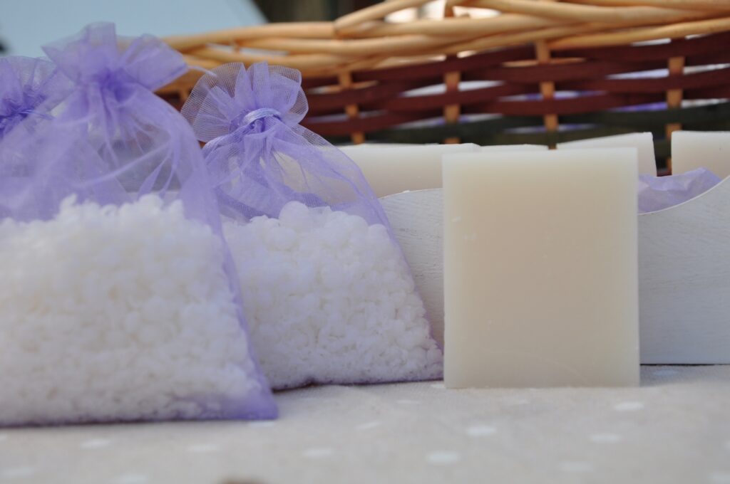 La Saponetta alla lavanda è ottima per la pulizia del viso e sacchettino con scaglie di lavanda, che puoi utilizzare come profuma biancheria o per un bagno rilassante